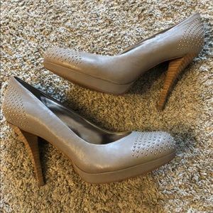 DKNYC grey/tan heels with gold studded accent